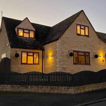 Luxurious 4 Bedroom Home In The Heart Of The Cotswolds With Hot Tub! ストウ・オン・ザ・ウォルド エクステリア 写真