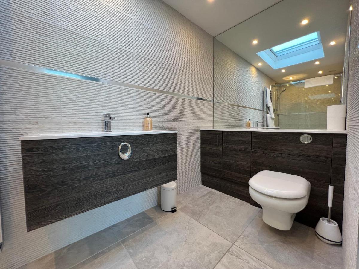 Luxurious 4 Bedroom Home In The Heart Of The Cotswolds With Hot Tub! ストウ・オン・ザ・ウォルド エクステリア 写真