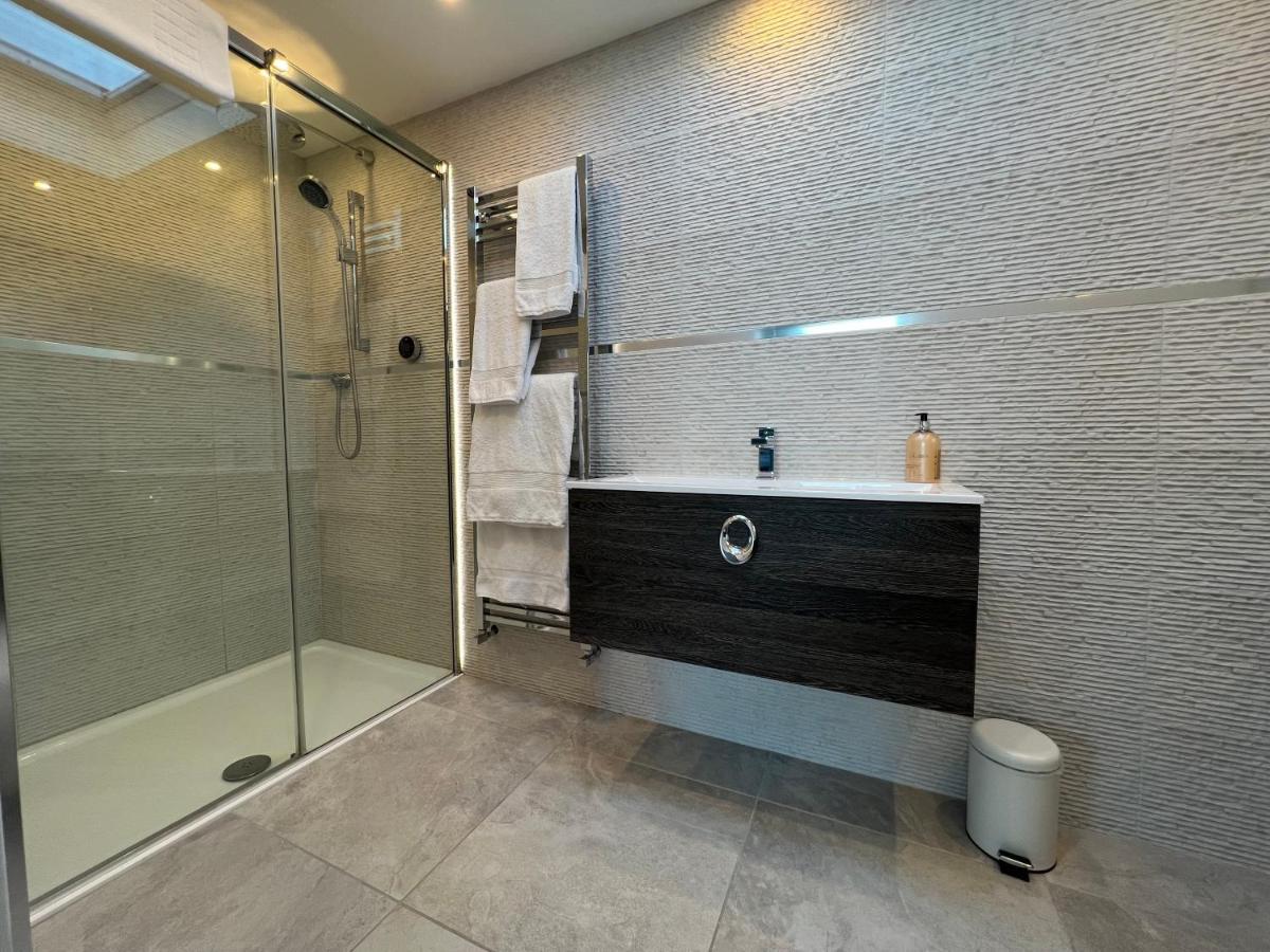 Luxurious 4 Bedroom Home In The Heart Of The Cotswolds With Hot Tub! ストウ・オン・ザ・ウォルド エクステリア 写真