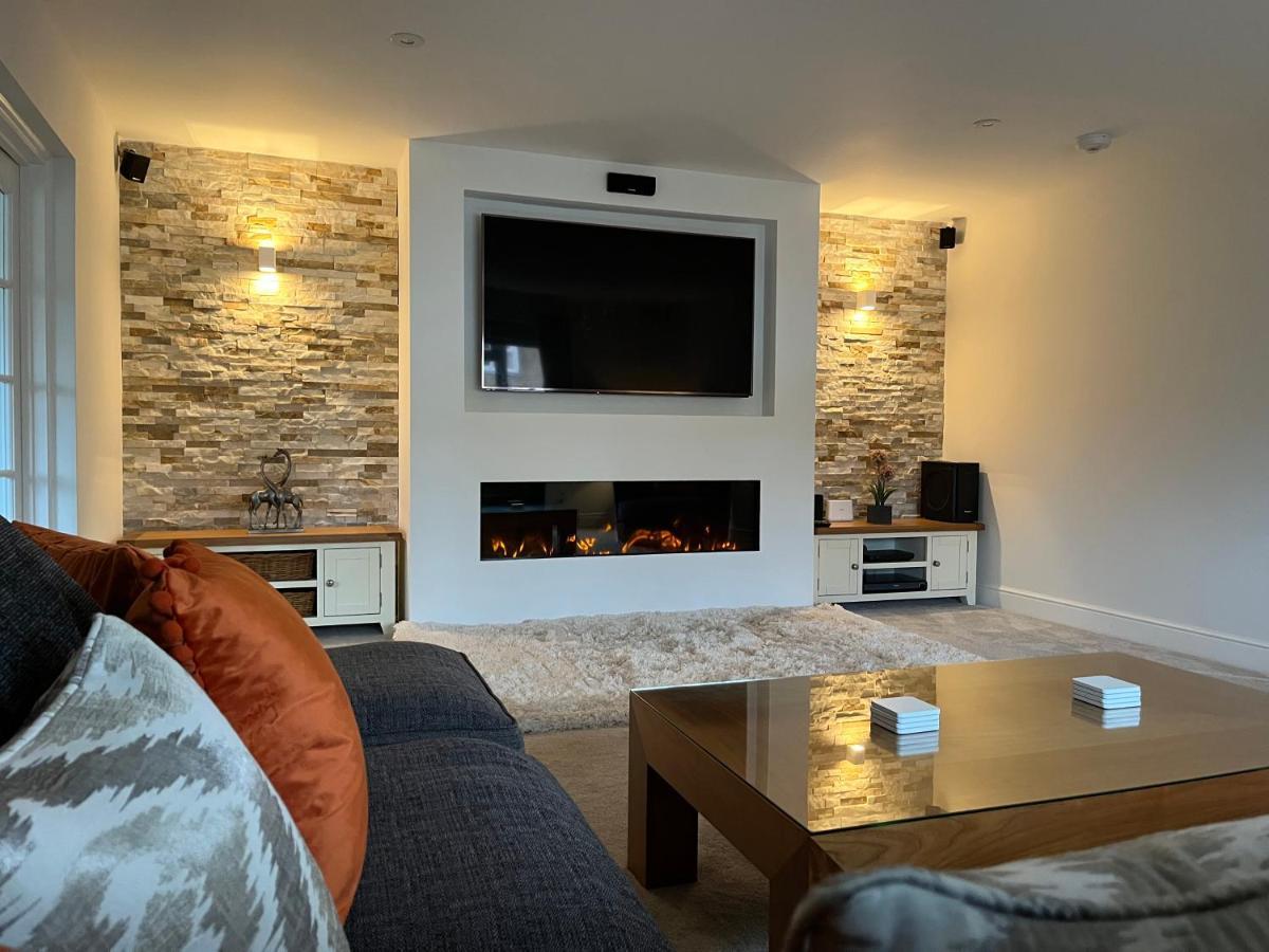Luxurious 4 Bedroom Home In The Heart Of The Cotswolds With Hot Tub! ストウ・オン・ザ・ウォルド エクステリア 写真