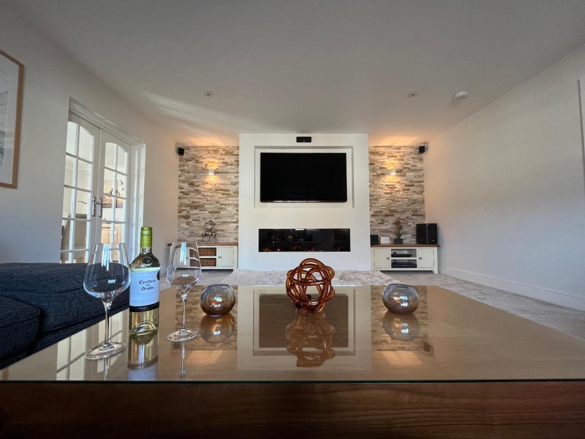 Luxurious 4 Bedroom Home In The Heart Of The Cotswolds With Hot Tub! ストウ・オン・ザ・ウォルド エクステリア 写真