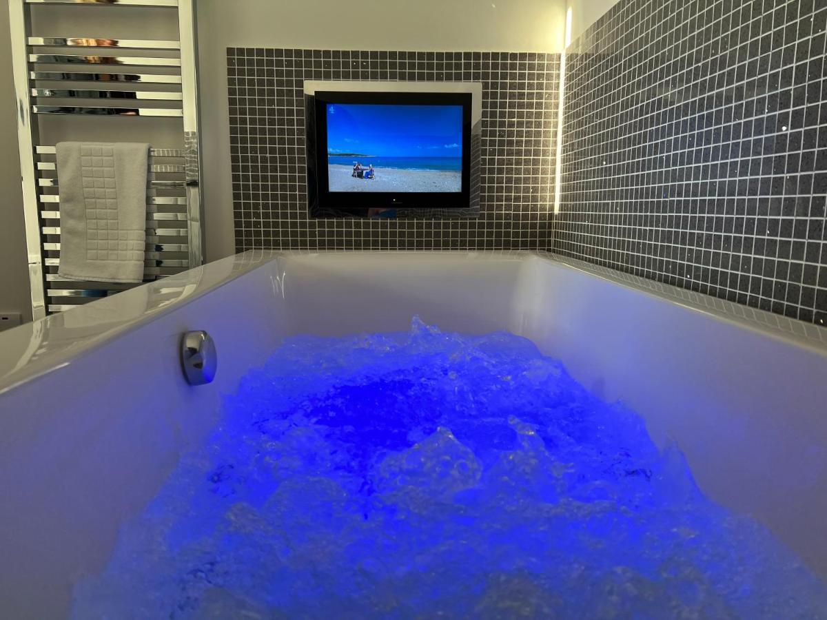 Luxurious 4 Bedroom Home In The Heart Of The Cotswolds With Hot Tub! ストウ・オン・ザ・ウォルド エクステリア 写真