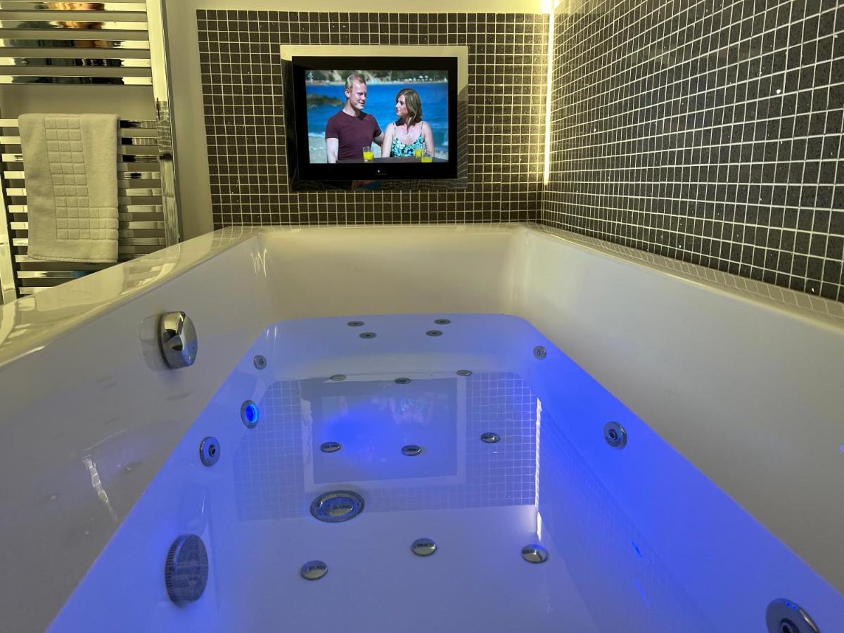 Luxurious 4 Bedroom Home In The Heart Of The Cotswolds With Hot Tub! ストウ・オン・ザ・ウォルド エクステリア 写真