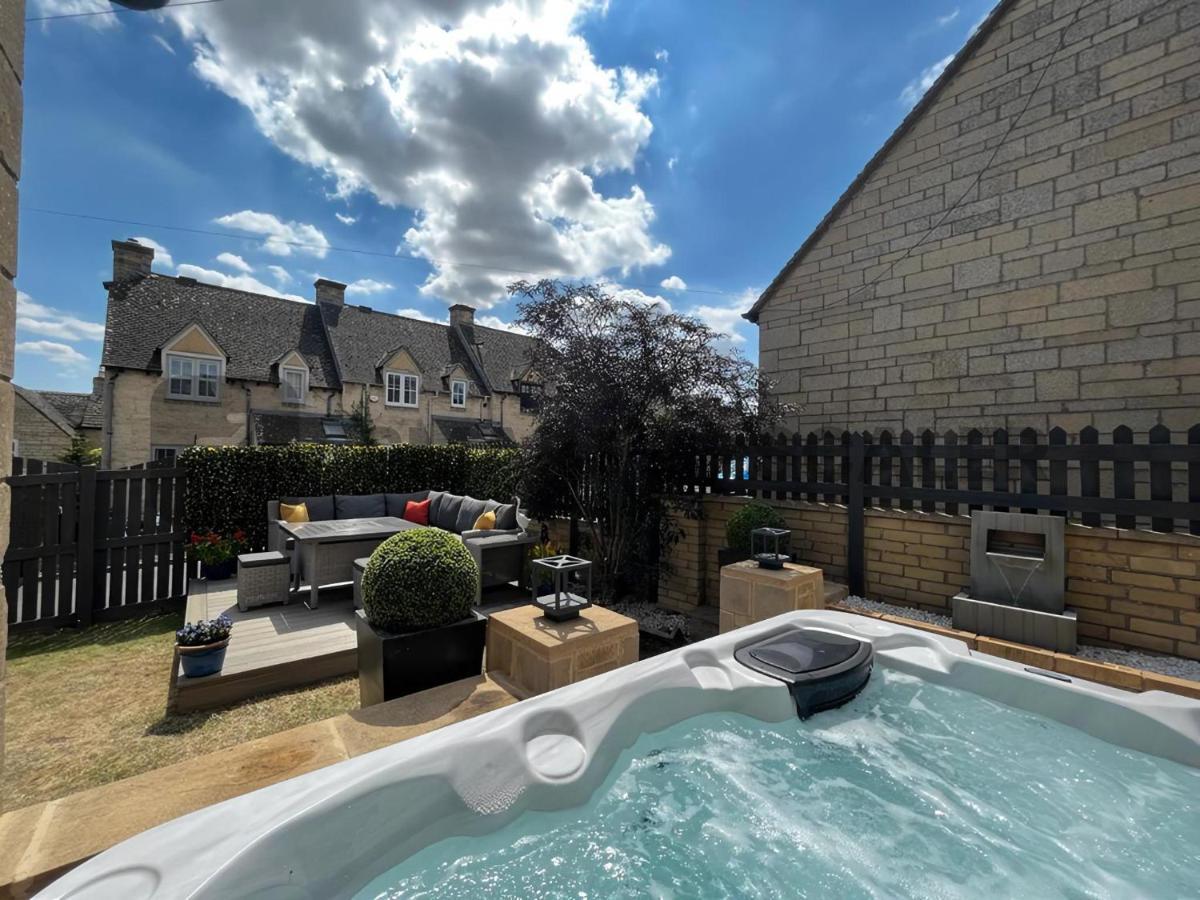Luxurious 4 Bedroom Home In The Heart Of The Cotswolds With Hot Tub! ストウ・オン・ザ・ウォルド エクステリア 写真
