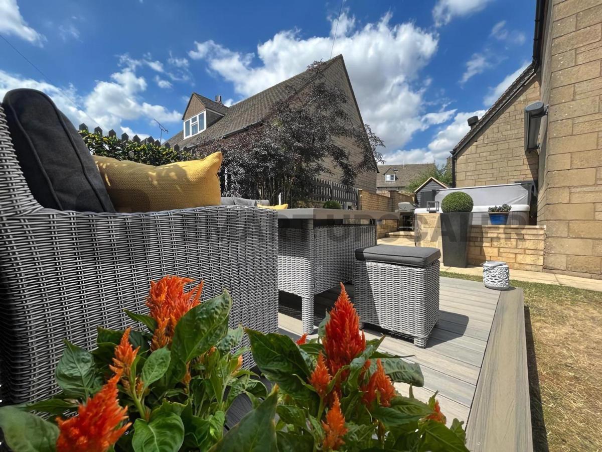 Luxurious 4 Bedroom Home In The Heart Of The Cotswolds With Hot Tub! ストウ・オン・ザ・ウォルド エクステリア 写真